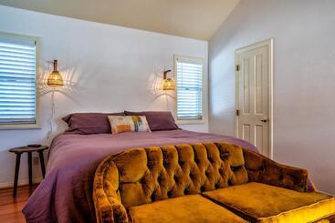 تختخواب و صبحانه The Loubird Inn