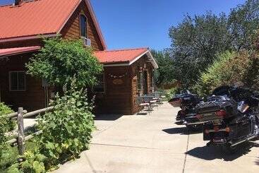 تختخواب و صبحانه The Loubird Inn