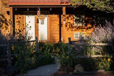 تختخواب و صبحانه The Loubird Inn