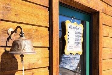 تختخواب و صبحانه The Loubird Inn