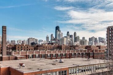 تختخواب و صبحانه The Sono Chicago