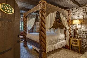 هتل Storybook Riverside Inn