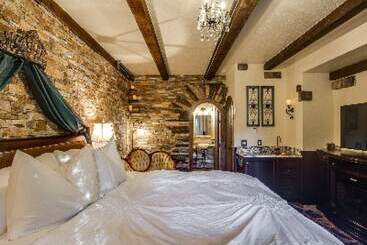 هتل Storybook Riverside Inn