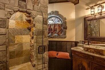 هتل Storybook Riverside Inn