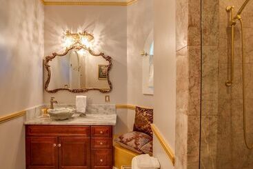 هتل Storybook Riverside Inn