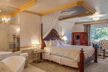 هتل Storybook Riverside Inn