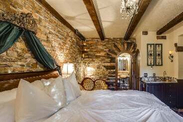 هتل Storybook Riverside Inn