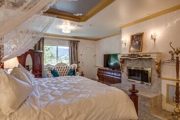 هتل Storybook Riverside Inn