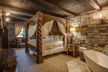 هتل Storybook Riverside Inn