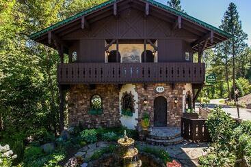 هتل Storybook Riverside Inn