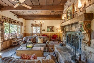 هتل Storybook Riverside Inn