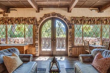 هتل Storybook Riverside Inn