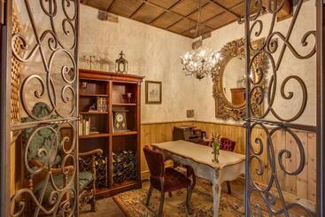 هتل Storybook Riverside Inn