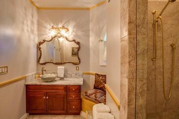 هتل Storybook Riverside Inn