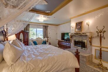 هتل Storybook Riverside Inn