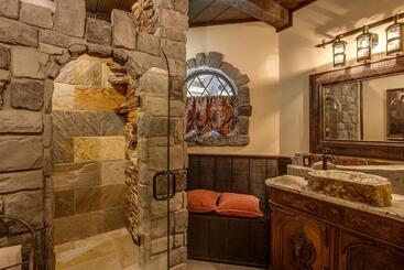 هتل Storybook Riverside Inn