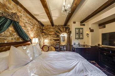 هتل Storybook Riverside Inn