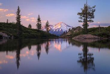 מוטל Inn At Mount Shasta