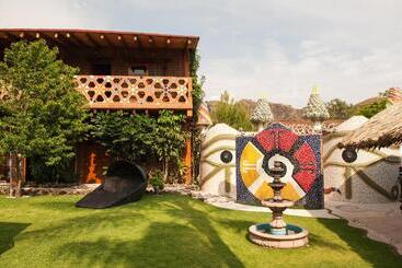 Paradise Hotel Boutique & Lounge