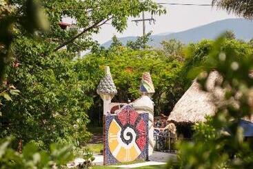 Paradise Hotel Boutique & Lounge