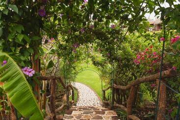 Paradise Hotel Boutique & Lounge