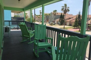 Upper Deck Hotel And Bar   Adults Only