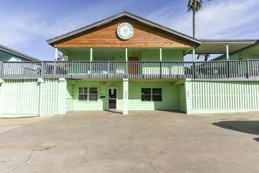 Upper Deck Hotel And Bar   Adults Only