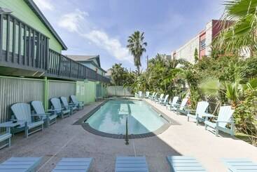 Upper Deck Hotel And Bar   Adults Only