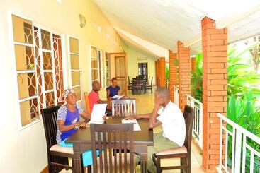 هاستل Albert Grand Palace   Masindi