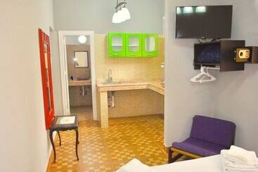 پانسیون Aht Colonial Hostel