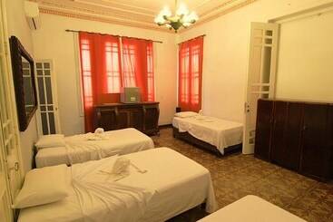 پانسیون Aht Colonial Hostel