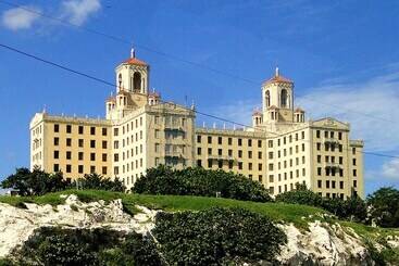 پانسیون Aht Colonial Hostel