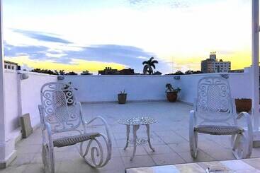 پانسیون Aht Colonial Hostel