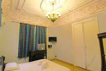 پانسیون Aht Colonial Hostel