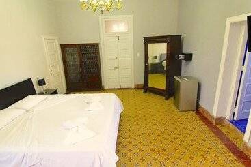 پانسیون Aht Colonial Hostel