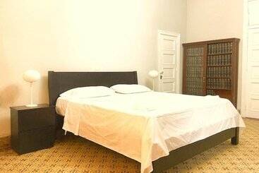 پانسیون Aht Colonial Hostel
