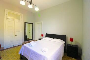 پانسیون Aht Colonial Hostel