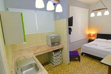 پانسیون Aht Colonial Hostel
