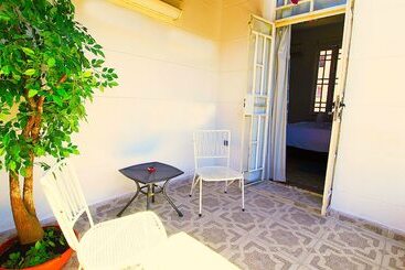 پانسیون Aht Colonial Hostel