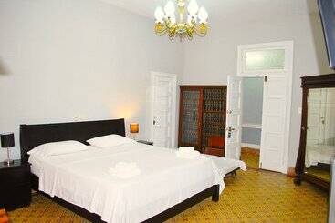 پانسیون Aht Colonial Hostel