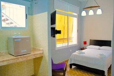 پانسیون Aht Colonial Hostel