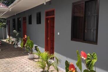 تختخواب و صبحانه Meuly Family Lodge