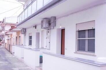 تختخواب و صبحانه Modern House Le Castella