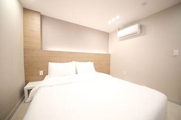 Calm Rest Hotel Masan