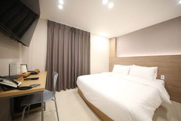 Calm Rest Hotel Masan