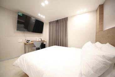 Calm Rest Hotel Masan