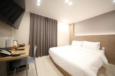 Calm Rest Hotel Masan