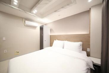 Calm Rest Hotel Masan