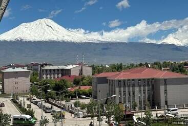 هتل Ararat