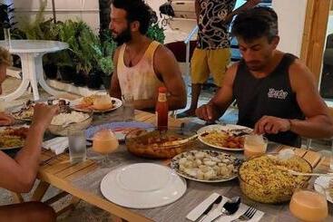 هتل Avanti Surf & Stay